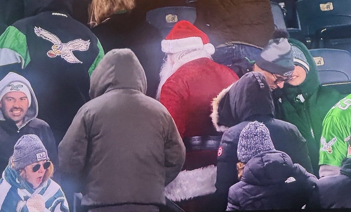 Sad Santa leaving the Eagles game early 😂😂😂