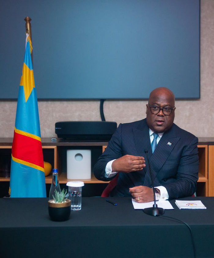 LitsaniChoukran's tweet photo. Quand Tshisekedi brise un chantage qui dure depuis 20 ans! 

2007, 2012, 2025. À chaque fois, le même scénario s’est joué, comme une pièce remise au programme avec seulement quelques changements de costume. Paul Kagame lançait ses troupes ou ses groupes armés en RDC, semant la mort, le pillage et la panique, puis s’asseyait, en surplomb, devant la table des négociations. Et, à chaque fois, il obtenait l’essentiel de ce qu’il cherchait. Le mécanisme était presque toujours identique. Sur le devant de la scène, un mouvement armé « congolais », RCD, CNDP, puis M23, avançait, prenait des villes, humiliait l’État. Dans les coulisses, Kigali tirait les ficelles. Une fois le rapport de force établi, venait l’heure des pourparlers : à Kinshasa, on organisait une défaite spectaculaire de ces groupes, on mettait en scène leur reddition, on annonçait au peuple une « victoire » de l’armée nationale. Mais cette victoire n’était, bien souvent, qu’un décor de théâtre.

Car, derrière ce paravent, se signaient des accords discrets, jamais vraiment assumés, qui cédaient à Kigali ce qui comptait réellement : une influence décisive sur le contrôle sécuritaire, militaire et économique de l’Est du Congo. Les groupes armés, eux, étaient sacrifiables. Kagame les abandonnait sans états d’âme, comme on se défait d’un pion devenu encombrant, parce que le but stratégique, lui, était atteint. Le pouvoir en place à Kinshasa pouvait se présenter en vainqueur ; dans la réalité, le Rwanda consolidait, cycle après cycle, sa mainmise sur une région cruciale.

Tshisekedi a dit non! 

C’est précisément ce script-là qui n’a pas fonctionné avec Félix Tshisekedi. Lorsque le M23 est revenu, lorsque Goma et Bukavu ont été à nouveau menacées ou frappées, lorsque la pression ecclésiastique s’est mise en branle pour arracher encore un « dialogue », alors qu’un  ancien Président avait le toupet de s’installer à Goma pour faire chanter toute une Nation, le schéma ancien aurait voulu que Kinshasa finisse par céder, en échange d’une victoire de façade. Or, cette fois, le Chef de l’État a refusé l’échange : pas de simulacre de triomphe contre une soumission de fait de l’Est du pays aux intérêts rwandais.

C’est là que réside la clé de la colère actuelle de Kagame. Il n’a pas, avec Tshisekedi, ce qu’il a obtenu avec ses prédécesseurs : un arrangement qui lui laisse le contrôle stratégique tout en offrant à Kinshasa une communication victorieuse à présenter à l’opinion. D’où ce ton plus direct, plus acerbe, et ce choix étonnant, presque révélateur, de parler parfois à la première personne pour le M23, comme s’il assumait ouvertement ce qu’il feignait autrefois de tenir à distance. Il ne veut plus sacrifier ce mouvement comme les précédents, parce que, cette fois, le fruit politique et économique n’est pas tombé dans sa main.

Certes au pays où on croule sous la pauvreté, il est facile de tout confondre : pour autant, il y a une différence être les critiques légitimes de la gestion du pays, les rivalités politiques internes, et ce qui touche, plus brutalement, à la survie même de l’État congolais. On peut s’opposer au pouvoir, le contester, exiger des comptes : cela fait partie de la vie politique normale. Mais il y a une ligne que l’on franchit lorsqu’on contribue, consciemment ou non, à offrir du terrain aux agresseurs, à banaliser leurs récits, ou à relativiser leur rôle dans la dislocation du pays. On ne s’allie pas, même par calcul, avec ceux qui travaillent à la fragmentation de sa propre patrie.

C’est pour cela que nous soutenons, dans cette séquence précise, le Chef de l’État et l’ensemble des Institutions de la République, en particulier notre armée et nos services de sécurité. Il ne s’agit pas d’absoudre leurs faiblesses, ni de nier les manquements, mais de reconnaître qu’ici, la question dépasse les hommes et les mandats : elle touche à l’existence même du Congo comme État souverain.

Le Fondé