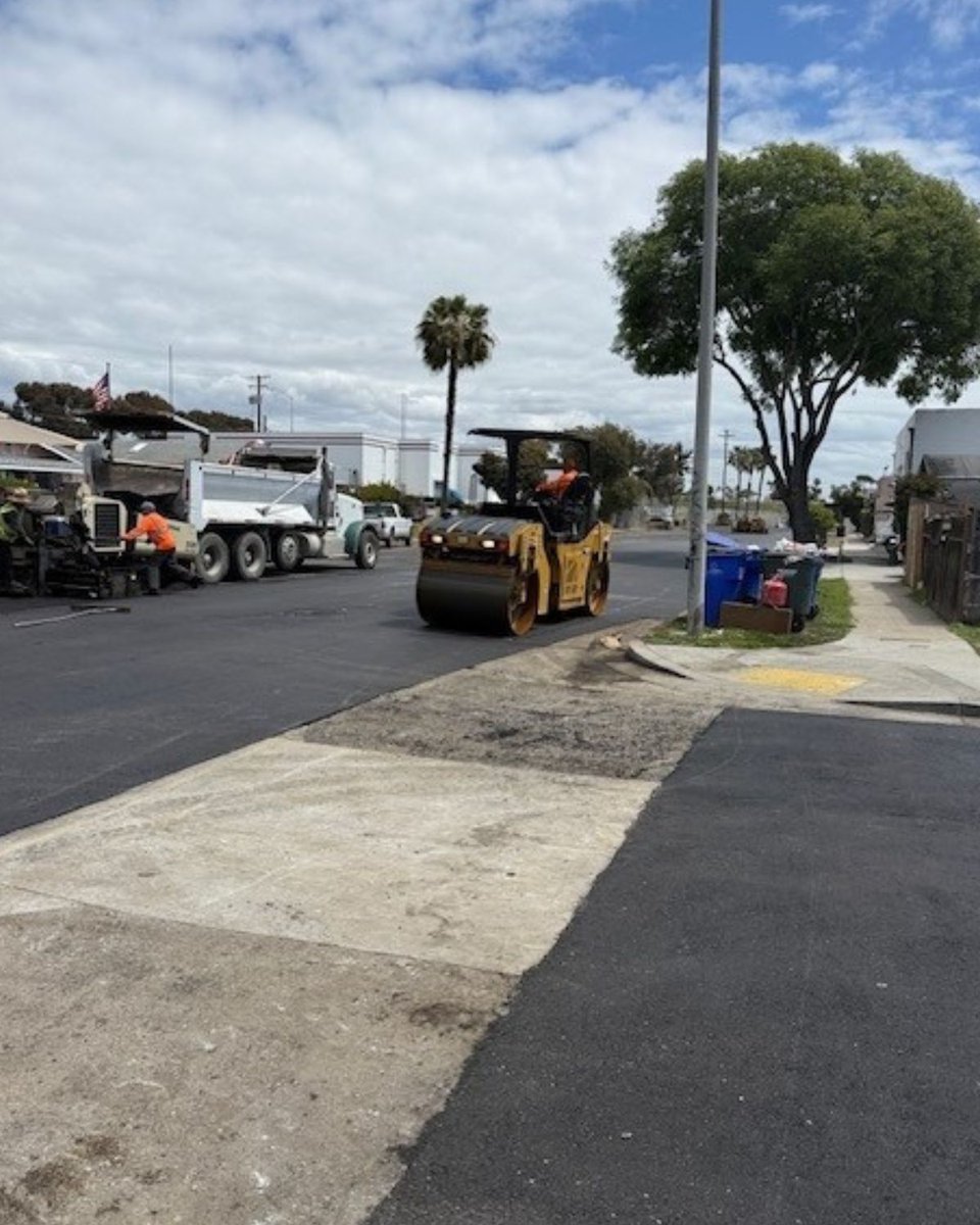CityofSanDiego's tweet image. In the spirit of Thanksgiving, we want to say thanks to all our staff who have a hand in our citywide asphalt overlay work. It is a massive effort to improve our road network, and our team is dedicated to bringing smoother streets to every community! 

#SanDiegoAtWork