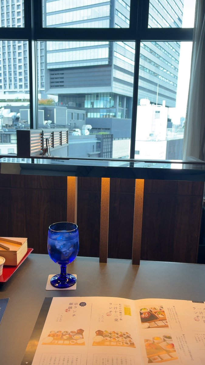 一汁十一菜ランチで“贅沢な朝”**

難波にある「ちょうつがひ」で
一汁十一菜のランチをいただきました。
ひと皿ひと皿が小さな宝石みたいで、
どれから食べるか迷う幸せ…✨
旬野菜に丁寧な出汁の味、
窓から見える都会の景色と一緒に
おか
#難波ランチ #なんばグルメ
#和食ランチ #大阪グルメ