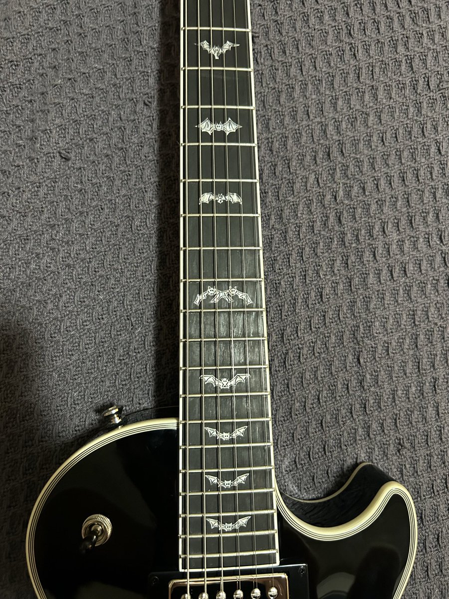 Wife got me an early Christmas present.

Epiphone “Bats in Flight”  Purple Quilt

This thing is bad ass lookin! I will have more time this weekend to play with it, but so far feels great. 

Love the little bat inlays, they have tiny little eyes 😂