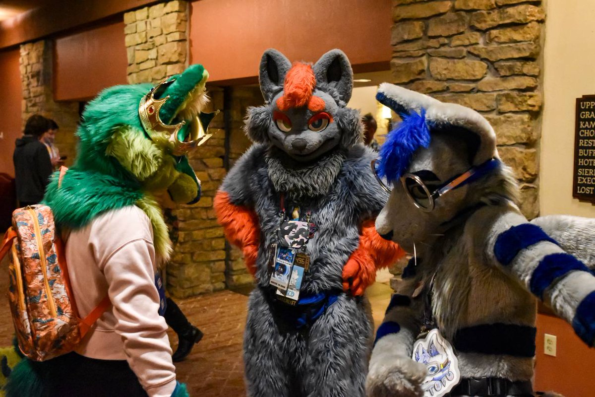 This #FursuitFriday I'm being a stern parent at <a href="/TofuEatingCat/">Tofu 🪨🔬 CEO of Minerals</a> and (emerald_the_fox on furtracker)
📸 <a href="/AeroWusky/">Aero Wusky🔜Farther off the deep end</a>