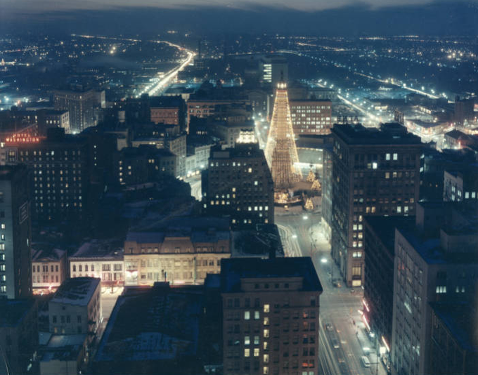 LiterateIndy's tweet photo. The first year the Monument was decorated with Christmas lights, 1962.

Looking west.
#CircleofLights 
(Indiana Historical Society) https://t.co/0uhrjkX6Ax