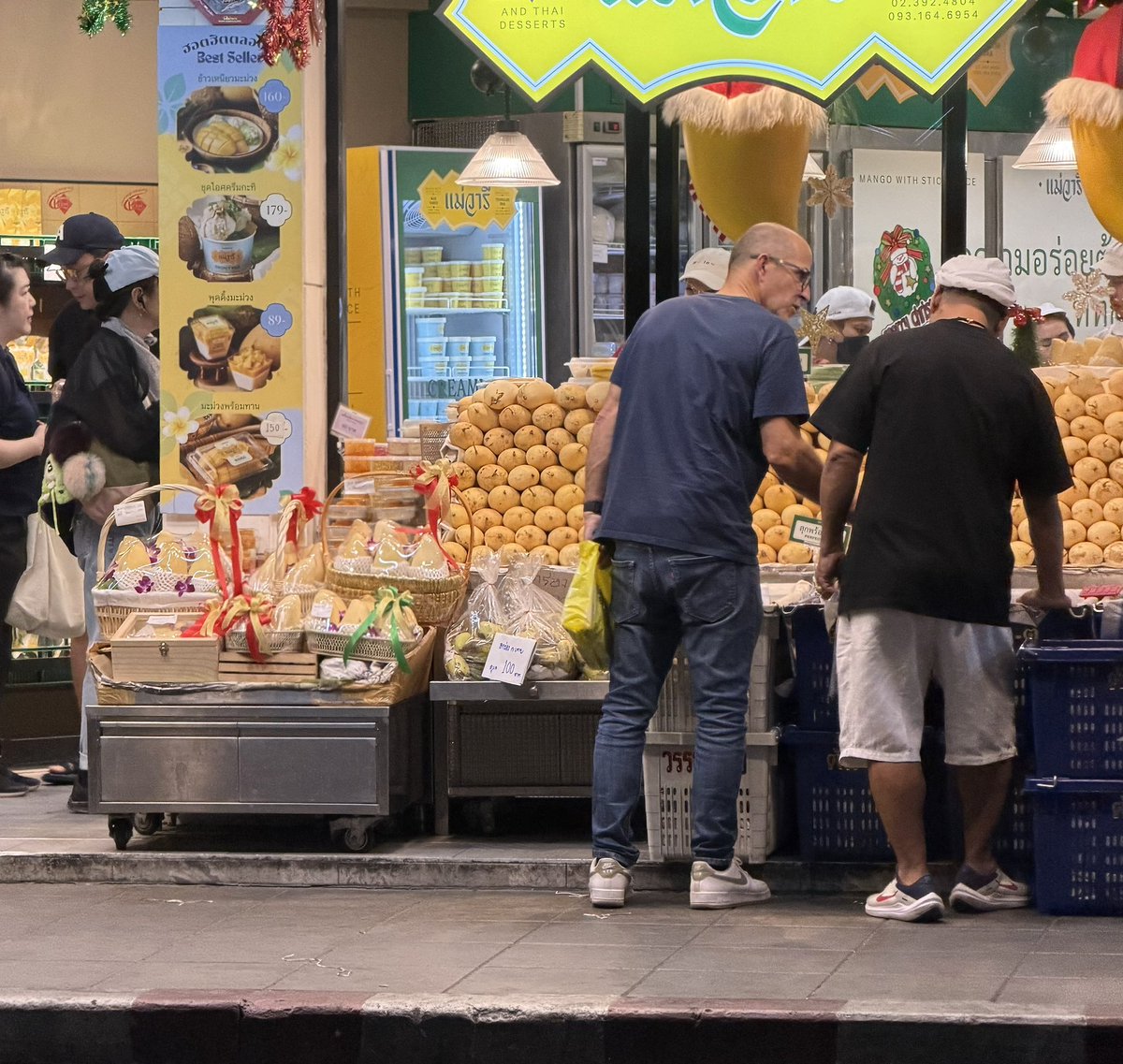 kei321Takeru's tweet image. UOBLIVEの入ってる
EMSPHEREも 凄い😍

タクシーの中から めちゃ
美味しそうなマンゴー🥭
売ってたよ~~~

 #佐藤健
 #佐藤健アジアツアー𝙸𝙽バンコク