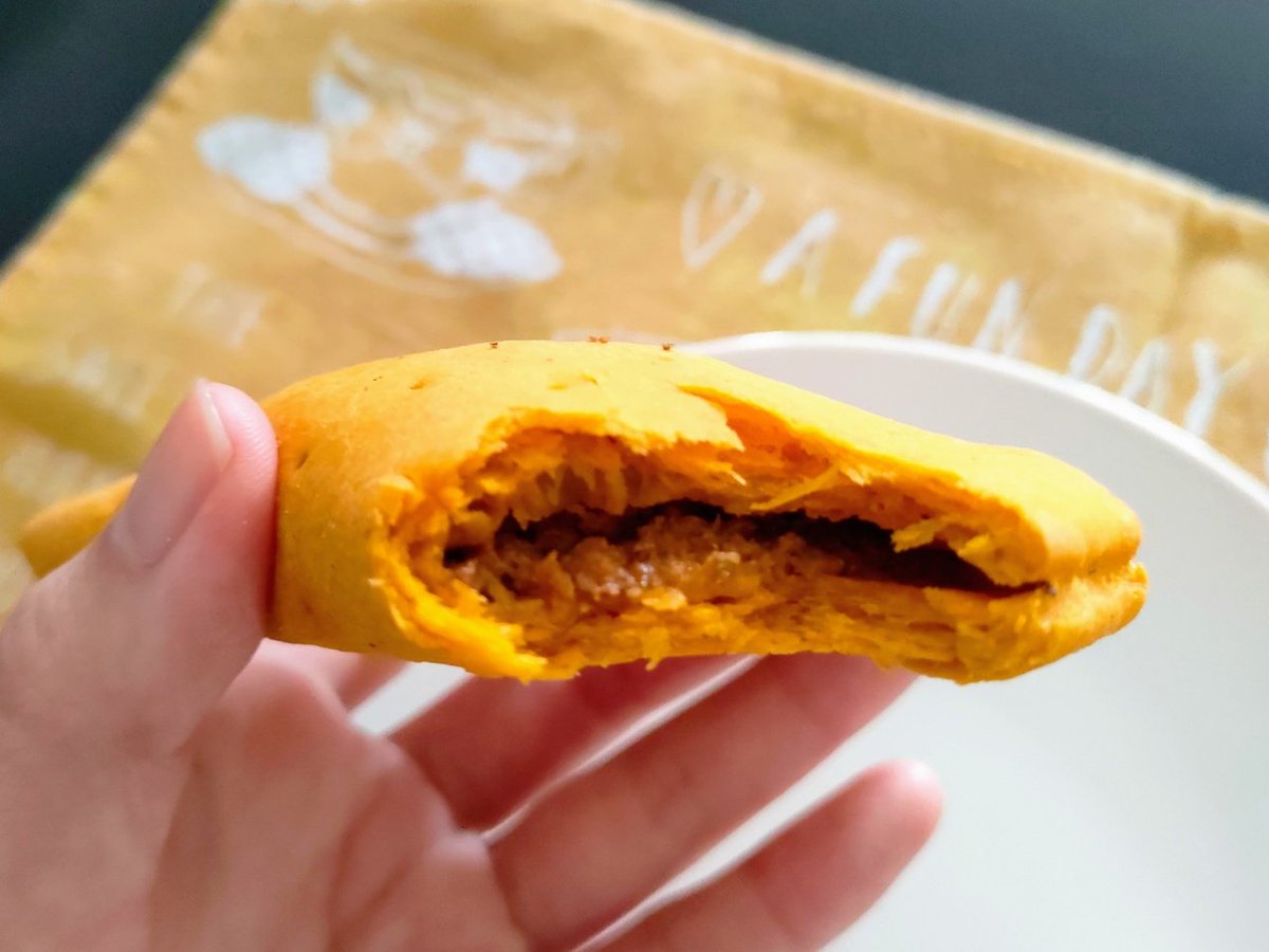 パン屋さんによく売っているパティ(Pati)というエンパナーダ🥟
中身は牛ミンチにスパイスが効いててカレーのような風味でめっちゃ好き