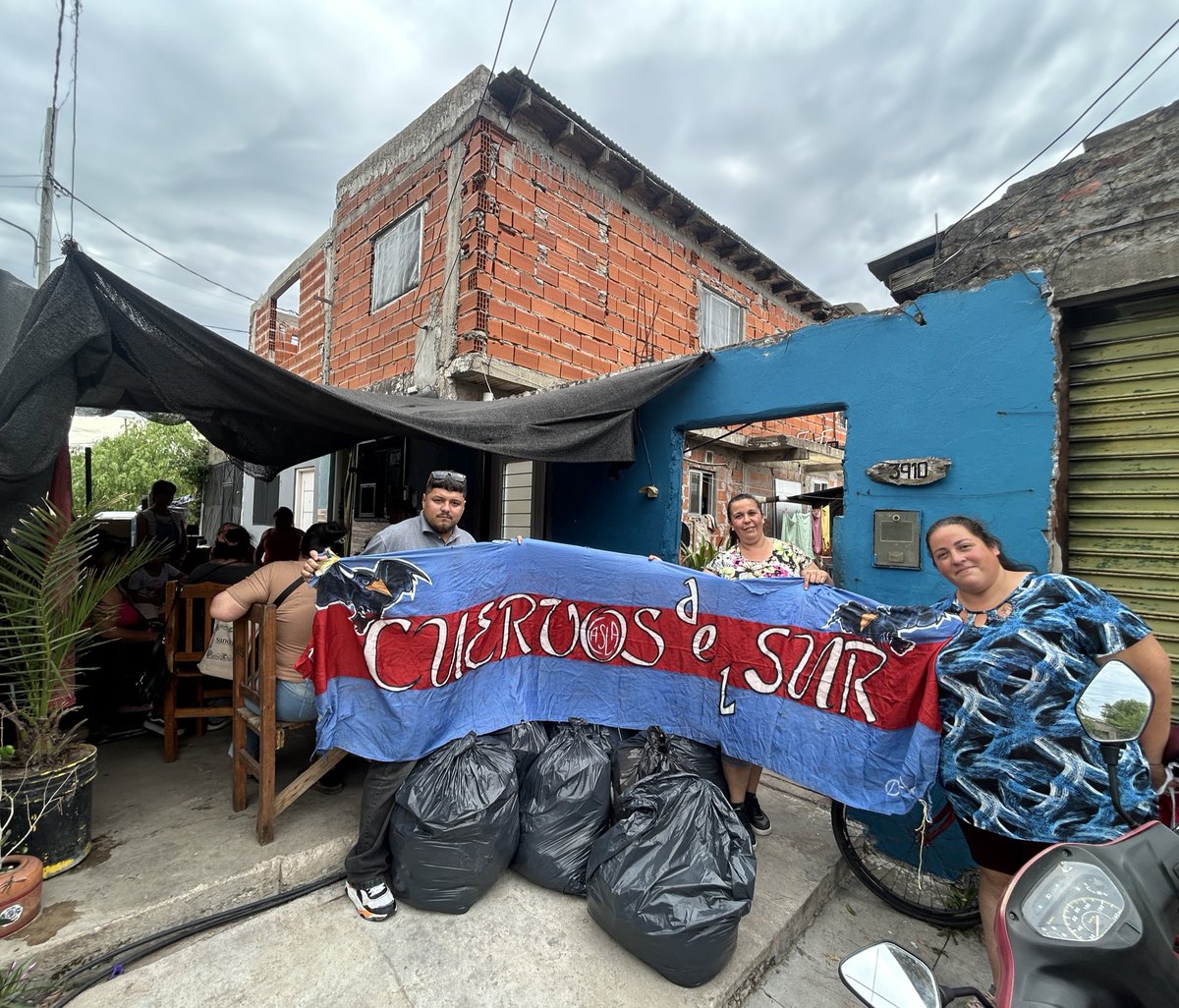 Ayer nos acercamos al merendero “Los niños felices” del barrio San Marcos
Merendero que, además de colaborar con más de 100 chicos y chicas realiza talleres y roperos solidarios para todo el barrio
Seguimos recorriendo los barrios, militando San Lorenzo, y siendo #MasQue90Minutos