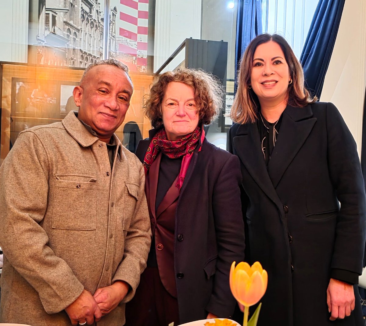 Wát een geweldige avond! Fijne mensen, prima gezelschap.
Onwijs bedankt voor jullie steun
🙏🏾📚❤️
<a href="/GFrankfurther/">Guido Frankfurther</a>: Dank voor je mooie woorden en het in ontvangst nemen van het 1e exemplaar! 
#Tramlijnbegeerte 
Bestellen kan hier:
ezowolf.nl/product/tramli…