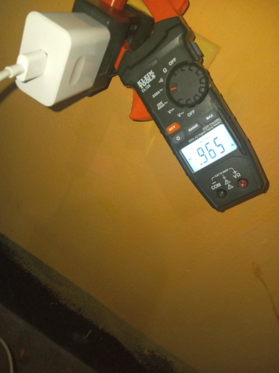 Buenas tardes mi gente si ustedes son de las personas que dejan cargando toda la noche su celular no le pasa nada a la bateria pero su bolsillo si por que es igual o mas a una bombilla de 100wats = 3kw  por mes que estamos hablando de 60 quetzales mensuales