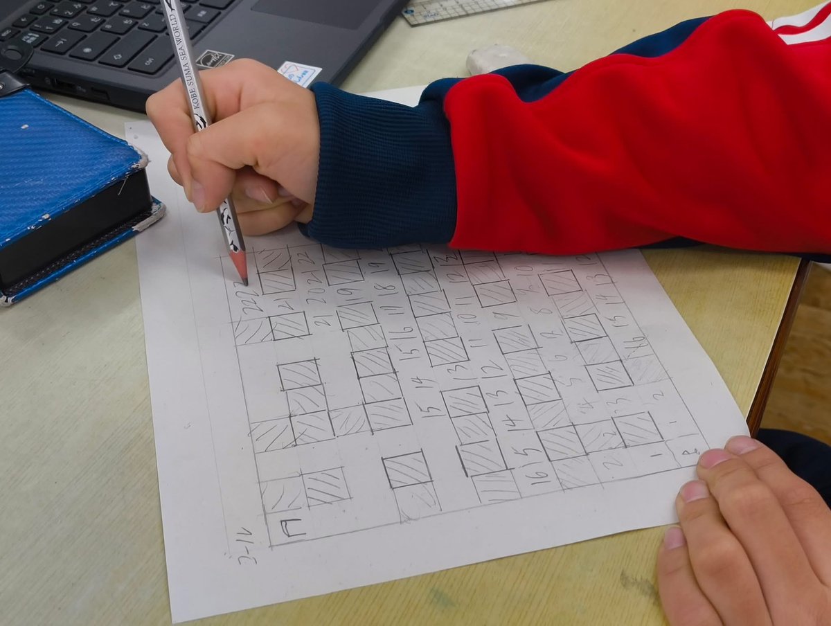 motohasystem's tweet image. 元気いっぱいの5年生たちにアルゴリズムの授業をしてきました。例によって迷路を作るアルゴリズムと、迷路を解くアルゴリズムを手計算します。

いつもはサイコロを使うところ、Metamojiのルーレットアプリで１～４の数字を出す今時なやりかた。出目のカスタマイズができるルーレット自体も楽しそう。