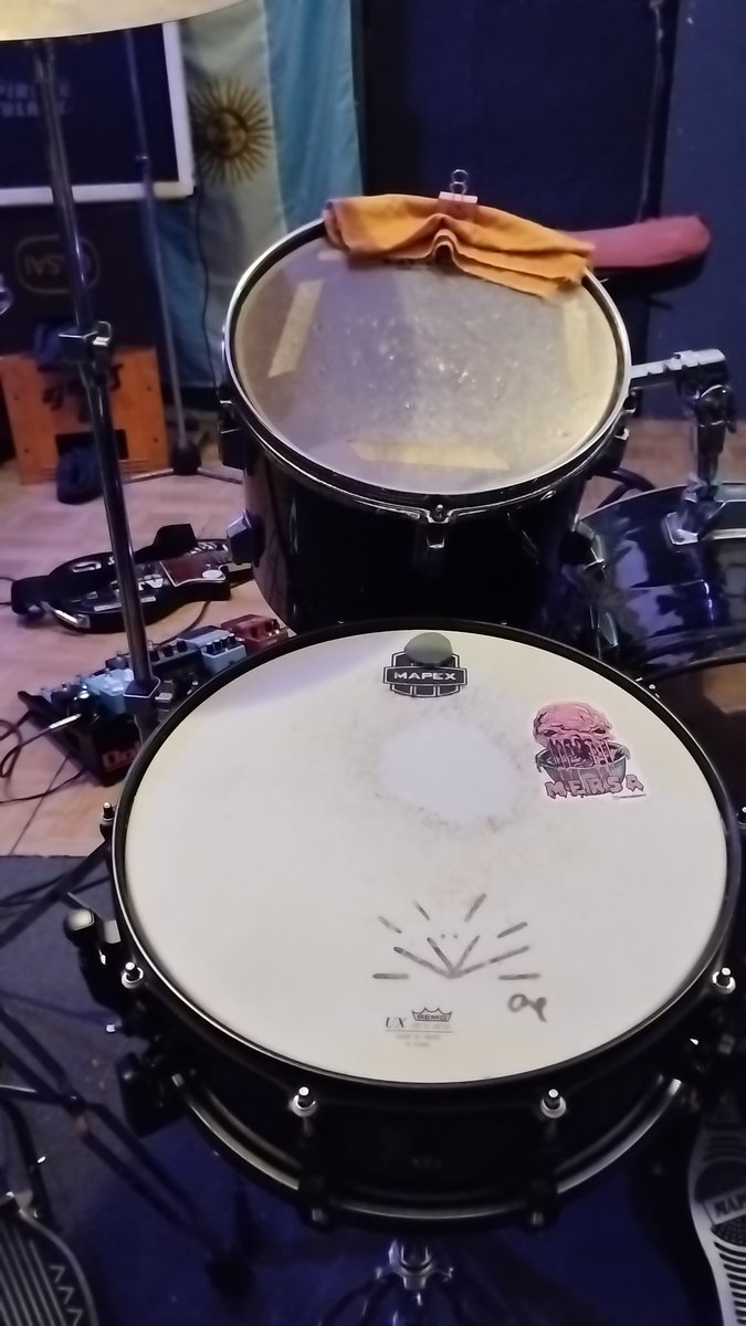 Tattonatt's tweet image. Compartir sala con un hijo de puta colorado es encontrar la batería desafinada a propósito, casi casi que termino bien el viernes.