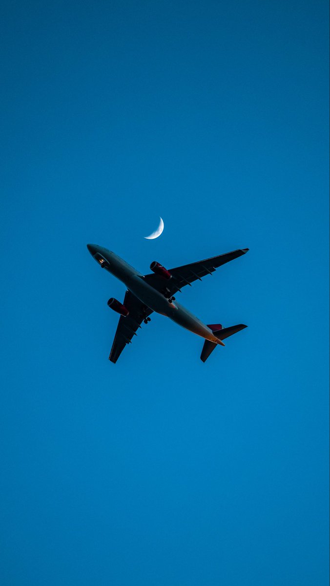 Por si les gustan los ✈️ aviones, viajes, la 🌙 luna…etc. 

Acá les dejo un #wallpaper