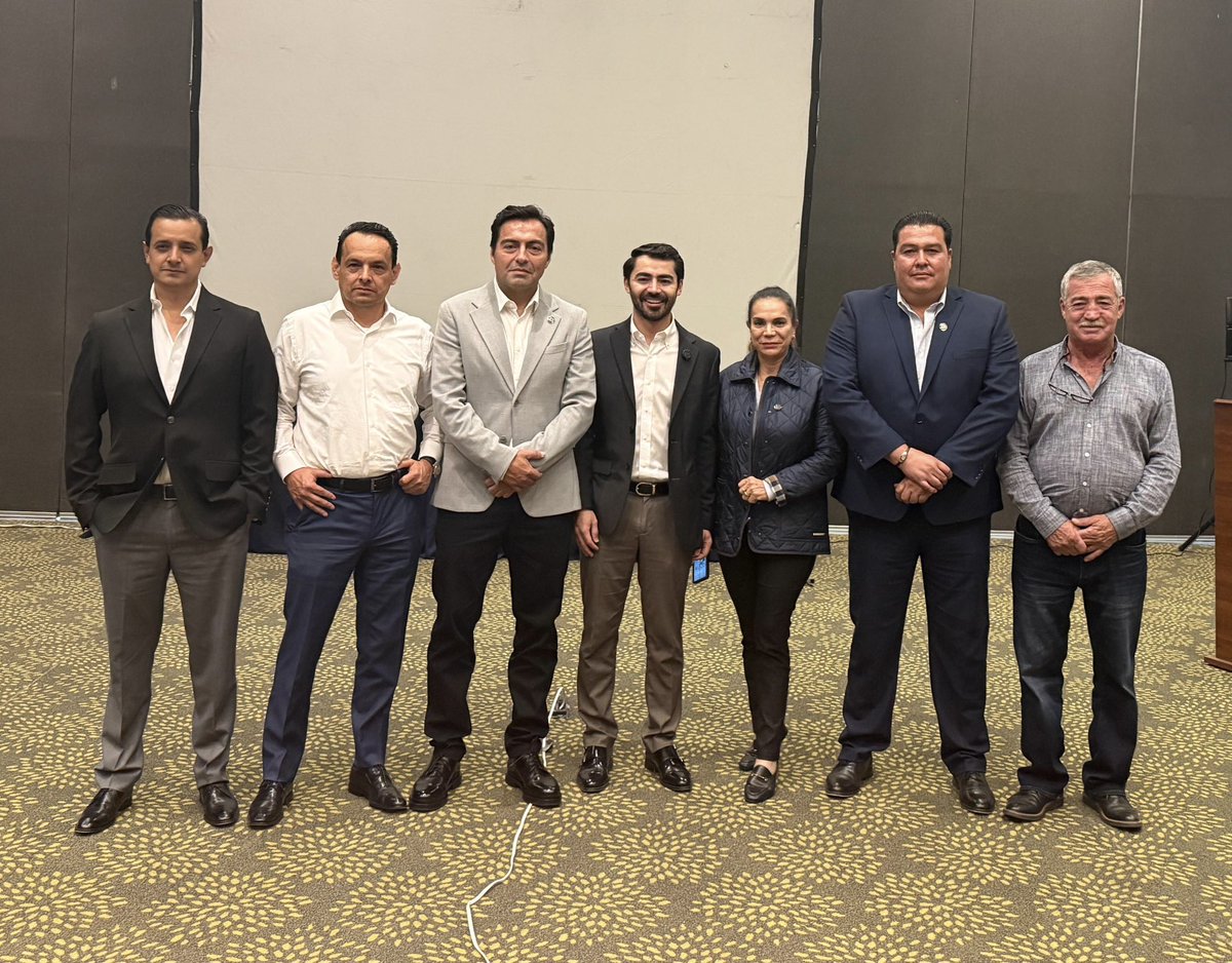 RameAugusto's tweet photo. Hoy estuve en Puebla platicando con transportistas de la región Puebla–Tlaxcala.

Hablamos de seguridad en las carreteras, de la formación de operadores, de armonizar la ley de movilidad, de la importancia de tener una Cámara cercana a las delegaciones, que acompañe y sume. https://t.co/mQHzIdEnjV