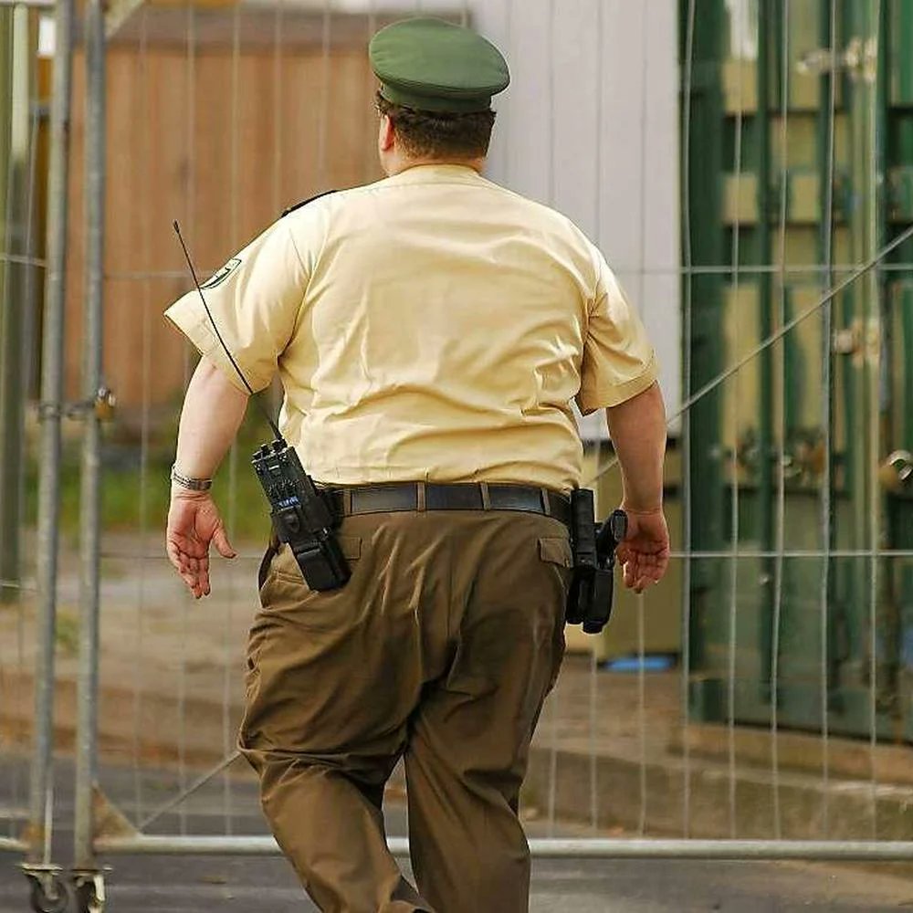 Verwaltungs-Irrsinn:
Heute ist die <a href="/PolizeiBayern/">Polizei Bayern</a> mit österreichischen Polizisten bei mir zu Hause aufgekreuzt!
Das 'Verbrechen': Geschwindigkeit-Überschreitung meiner Frau (120 km/h statt 100) auf dt. Autobahn.
Dafür rücken Polizisten aus, statt Vergewaltiger und