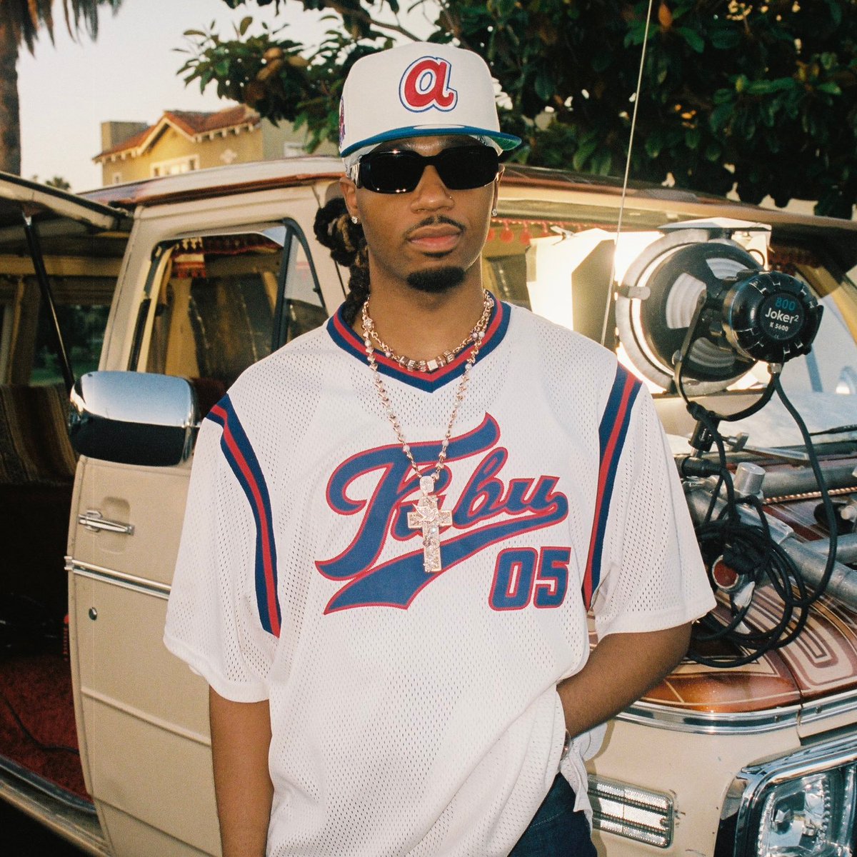 Kurrco's tweet image. Metro Boomin says many hip-hop albums nowadays end up sounding like compilations because too many producers are involved and no one&apos;s guiding the overall vision:

“A lot of projects today sound like compilations; they don&apos;t sound like one idea or one complete thought. […] I feel…