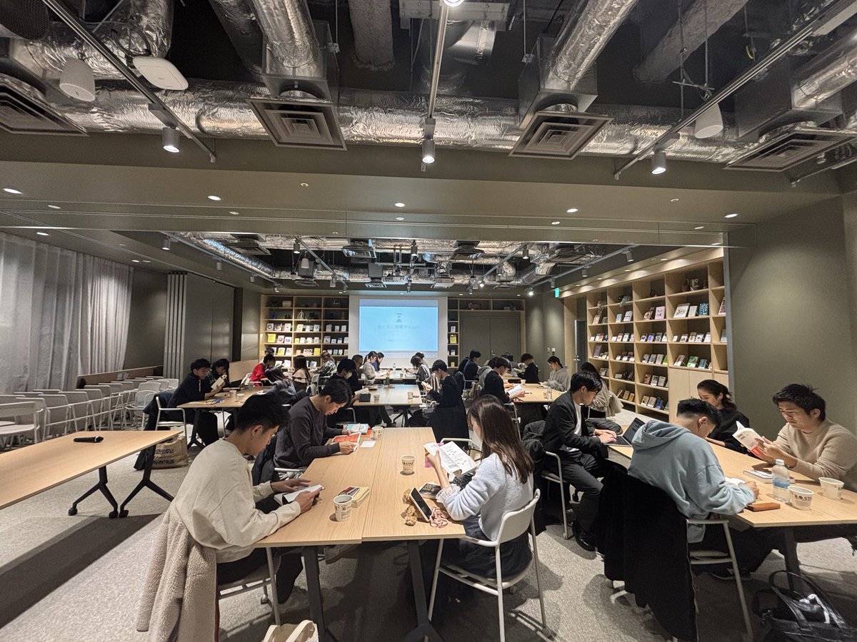 kojijico's tweet photo. 週末ブックリトリートが熱い。スマホオフで朝7時半から本を2冊読む最高環境。

土曜朝を制するものが週末を制す🔥

#ブックリトリート https://t.co/TZEBURBrVi