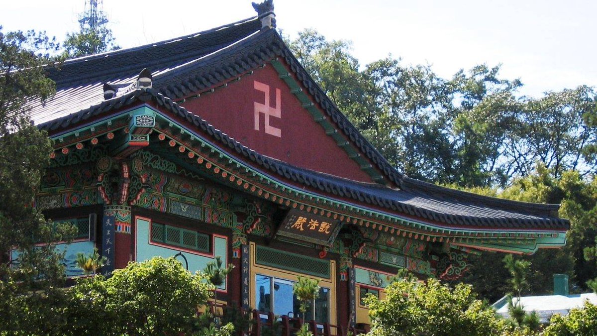 KKKKKK123433's tweet image. &quot;budistas não usam mais suástica&quot;

budistas literalmente usando nos templos budistas.

Acéfalo primata low qi.