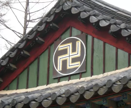 KKKKKK123433's tweet image. &quot;budistas não usam mais suástica&quot;

budistas literalmente usando nos templos budistas.

Acéfalo primata low qi.