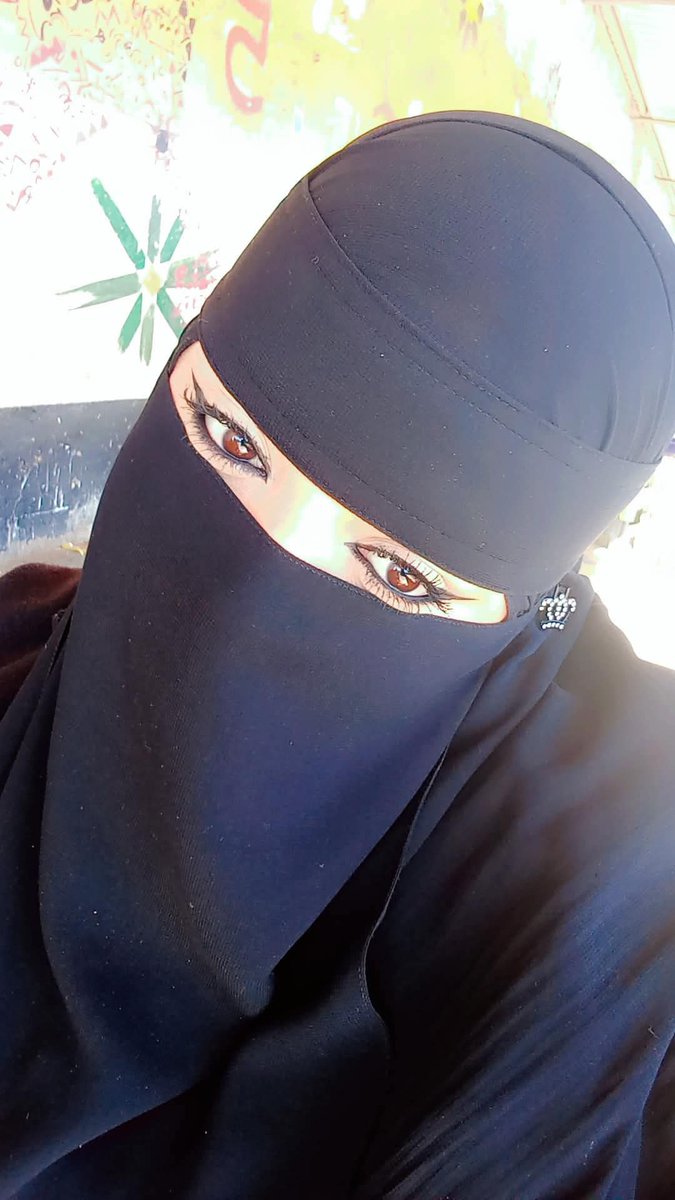 احنا محتاجين اللى يحس بينا ، اللى يفهمنا فعلاً زي ما احنا . اللى يصدق ضعفنا و قلقنا و خوفنا من الأيام .
اللي يلم شملنا على نفسنا .اللى ياخدنا من ايدينا كده يعرفنا يعني ايه فرحة حقيقية بأفعاله مش بكلامه ... اللى قادر يحتوينا برغم العيوب اللى فينا ويلتمس لشعورنا
ألف عذر وعذر
#نوال