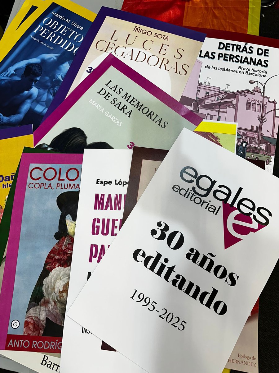 Preparando los carteles para nuestra stand KK22 en la FIL de Guadalajara Mexico
