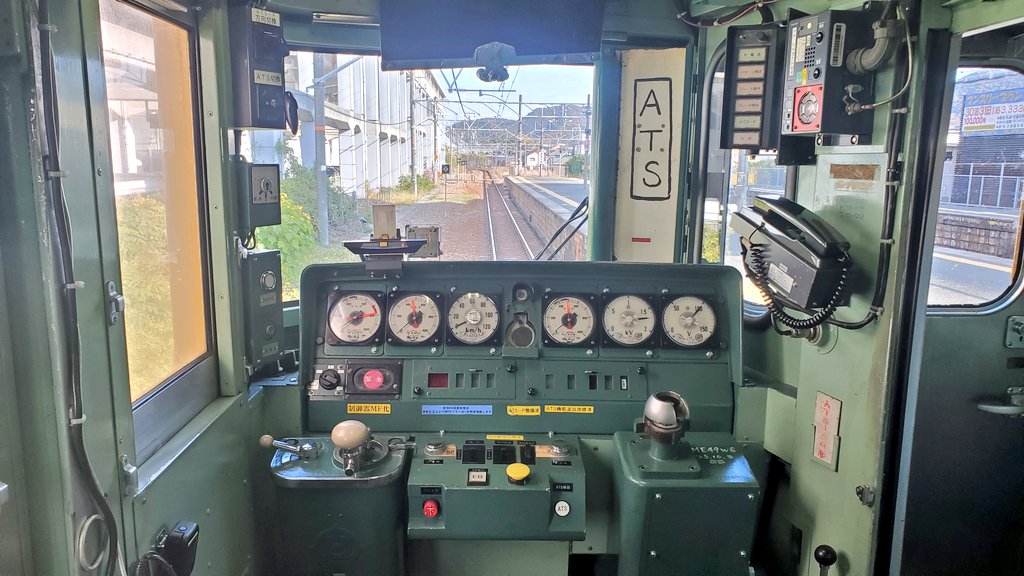 GraphTechKEN's tweet image. 山陽本線の紅葉🍁をぶち抜く115系もどことなく終焉な気がした