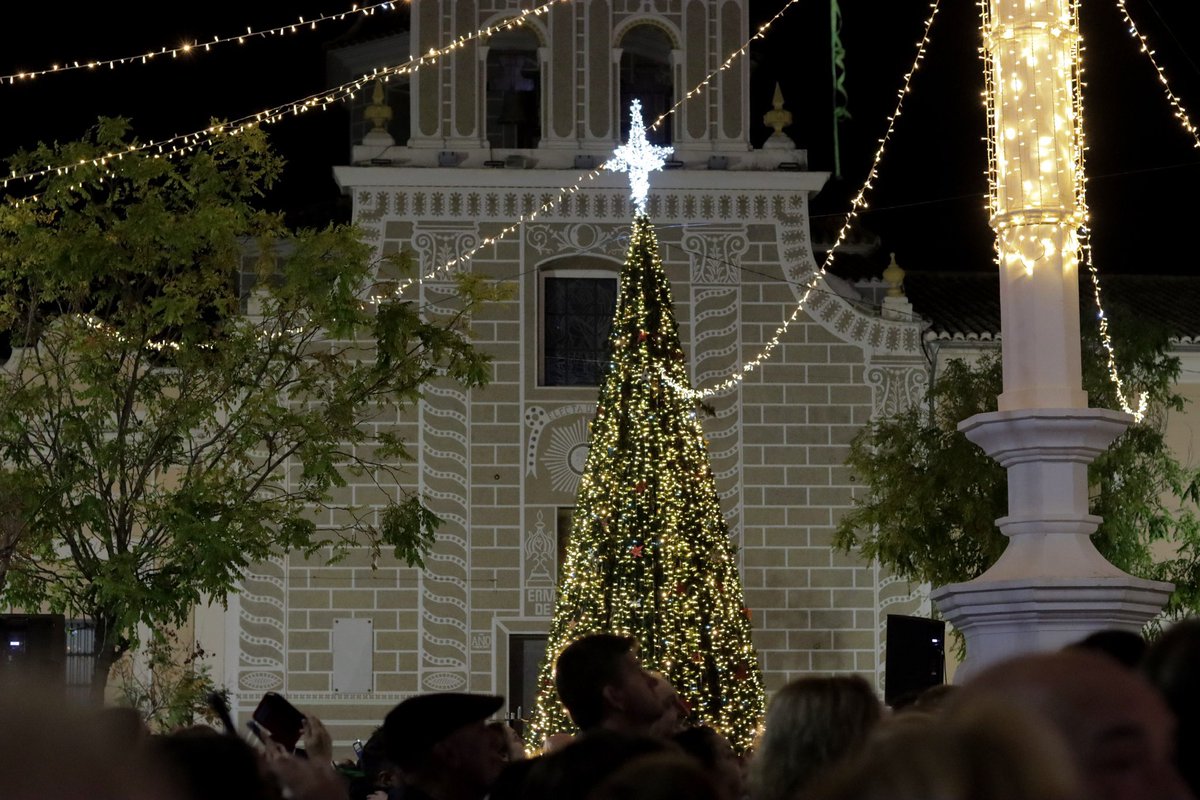 📚✨ Hui hem inaugurat la Plaça del Llibre a Picassent! Llums, contes, Betlem i activitats per a tots els públics omplin la plaça de l’Ermita. La cultura en valencià es viu intensament!  
#PlaçadelLlibre #Picassent #LlibresQueConnecten
