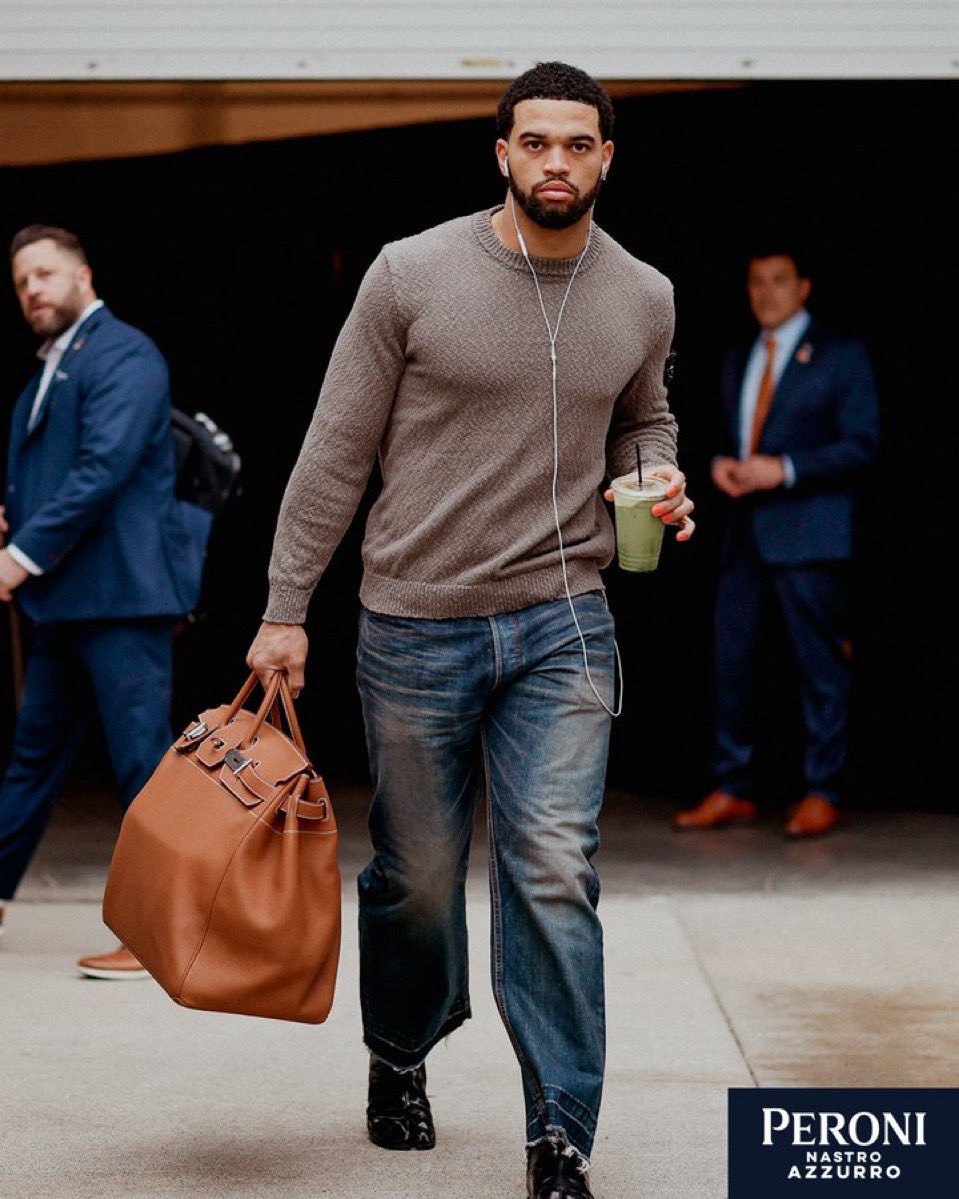 downbadbears's tweet image. The Bears are 5-0 when Caleb Williams shows up with a matcha and wired headphones