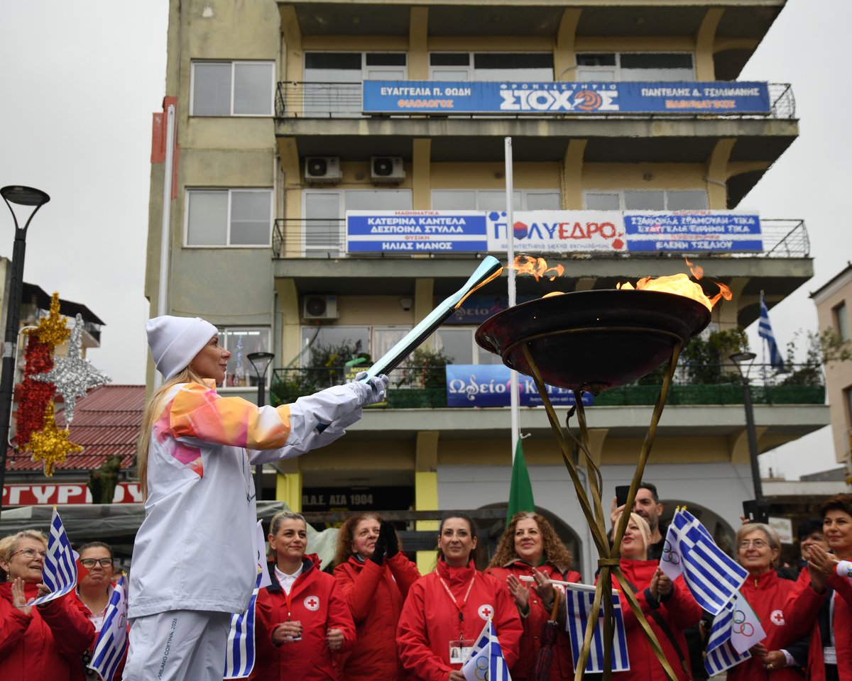 HellenicOlympic's tweet image. H Παγκόσμια Πρωταθλήτρια του βάδην Αντιγόνη Ντρισμπιώτη άναψε το βωμό στην Καρδίτσα, στην 3η μέρα της Ολυμπιακής Λαμπαδηδρομίας @milanocortina26 
#ΟlympicFlame #TorchRelay #HellenicOlympicCommittee #MilanoCortina2026