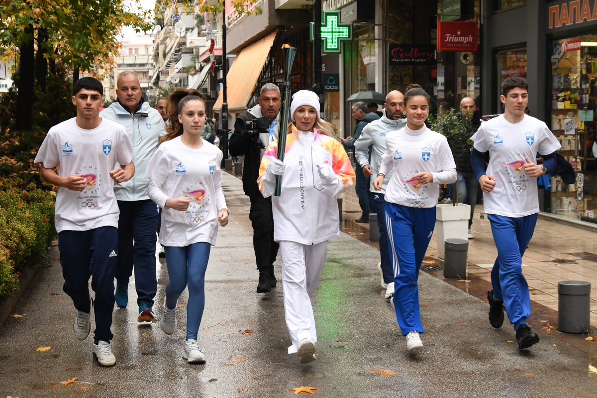 HellenicOlympic's tweet image. H Παγκόσμια Πρωταθλήτρια του βάδην Αντιγόνη Ντρισμπιώτη άναψε το βωμό στην Καρδίτσα, στην 3η μέρα της Ολυμπιακής Λαμπαδηδρομίας @milanocortina26 
#ΟlympicFlame #TorchRelay #HellenicOlympicCommittee #MilanoCortina2026