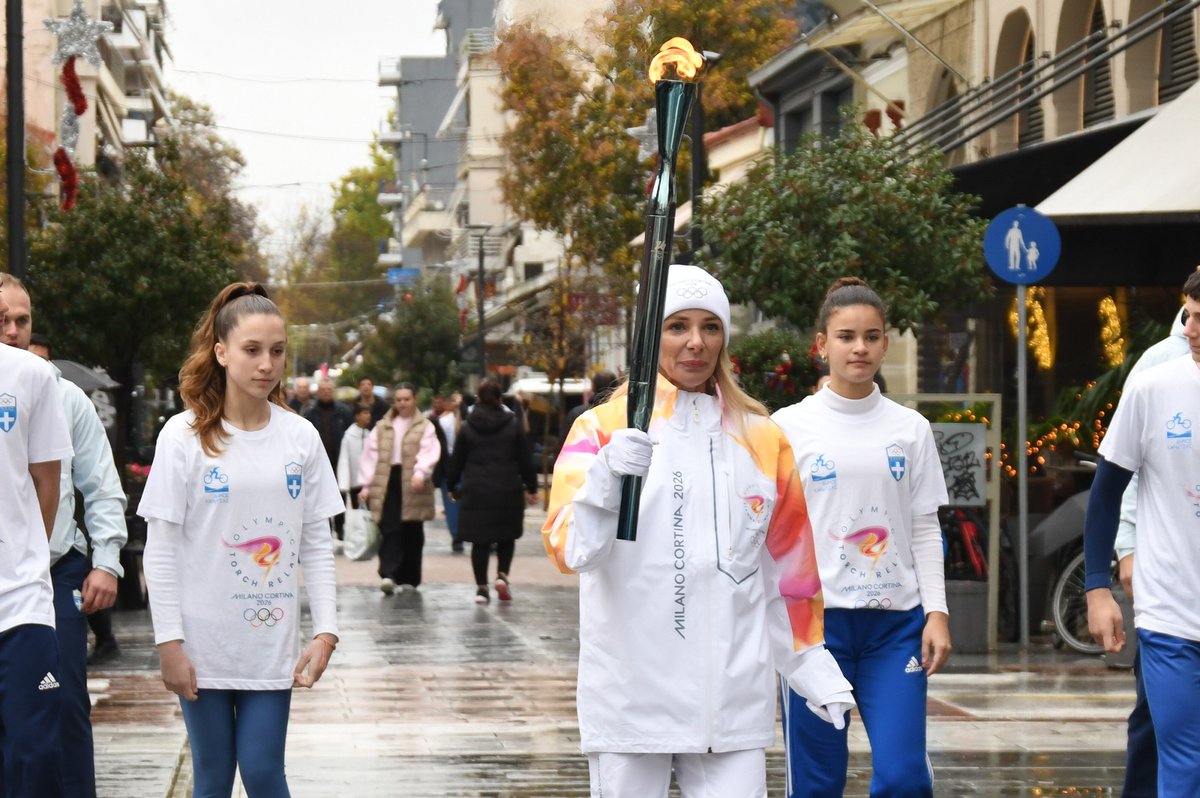 HellenicOlympic's tweet image. H Παγκόσμια Πρωταθλήτρια του βάδην Αντιγόνη Ντρισμπιώτη άναψε το βωμό στην Καρδίτσα, στην 3η μέρα της Ολυμπιακής Λαμπαδηδρομίας @milanocortina26 
#ΟlympicFlame #TorchRelay #HellenicOlympicCommittee #MilanoCortina2026