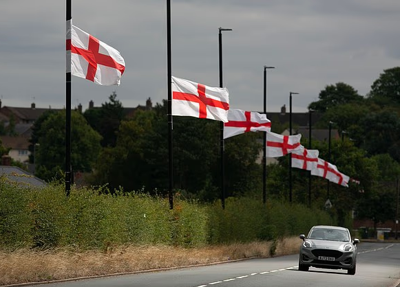 MyArrse's tweet image. Tree Surgeon Billy Crotty has had his £9000 contract cancelled by his local Council (Cambridgeshire County Council) after he erected 300 flags on lamp posts in his area.
The Council have also refused to give his flags back.