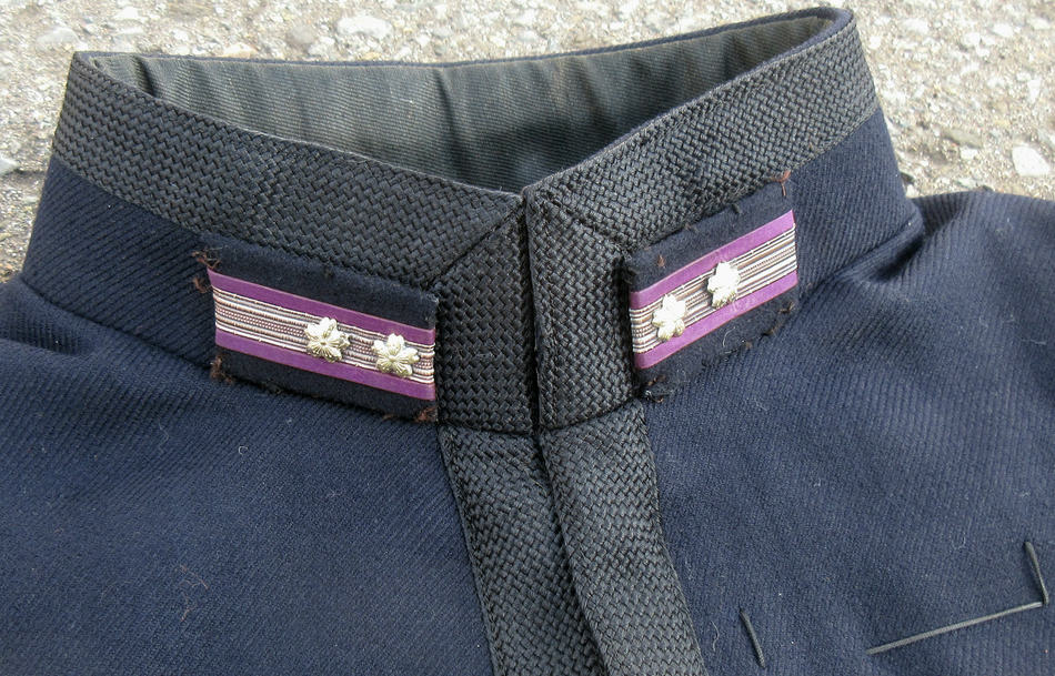 日本海軍の機関特務中尉の第一種上衣です。 水兵からの叩き上げで