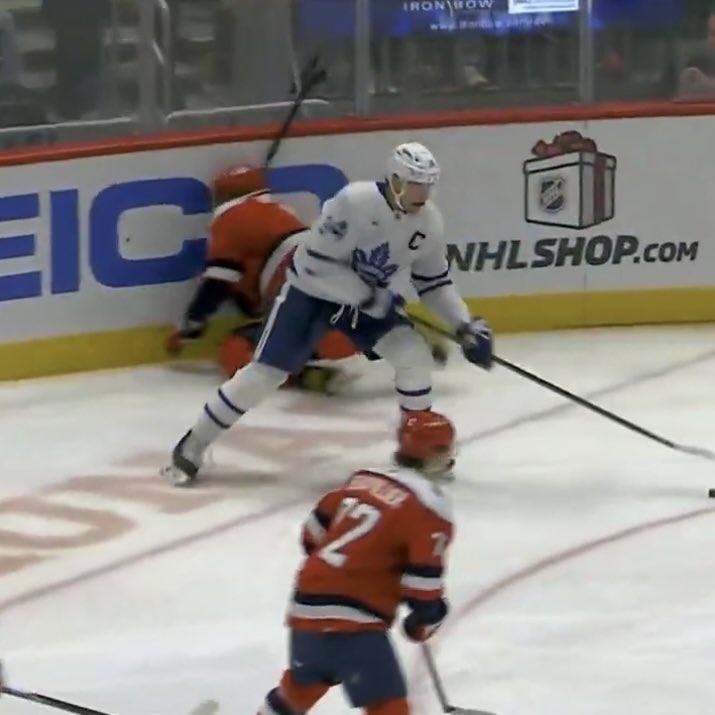 LeafsPapi_'s tweet image. When you try hitting Matthews