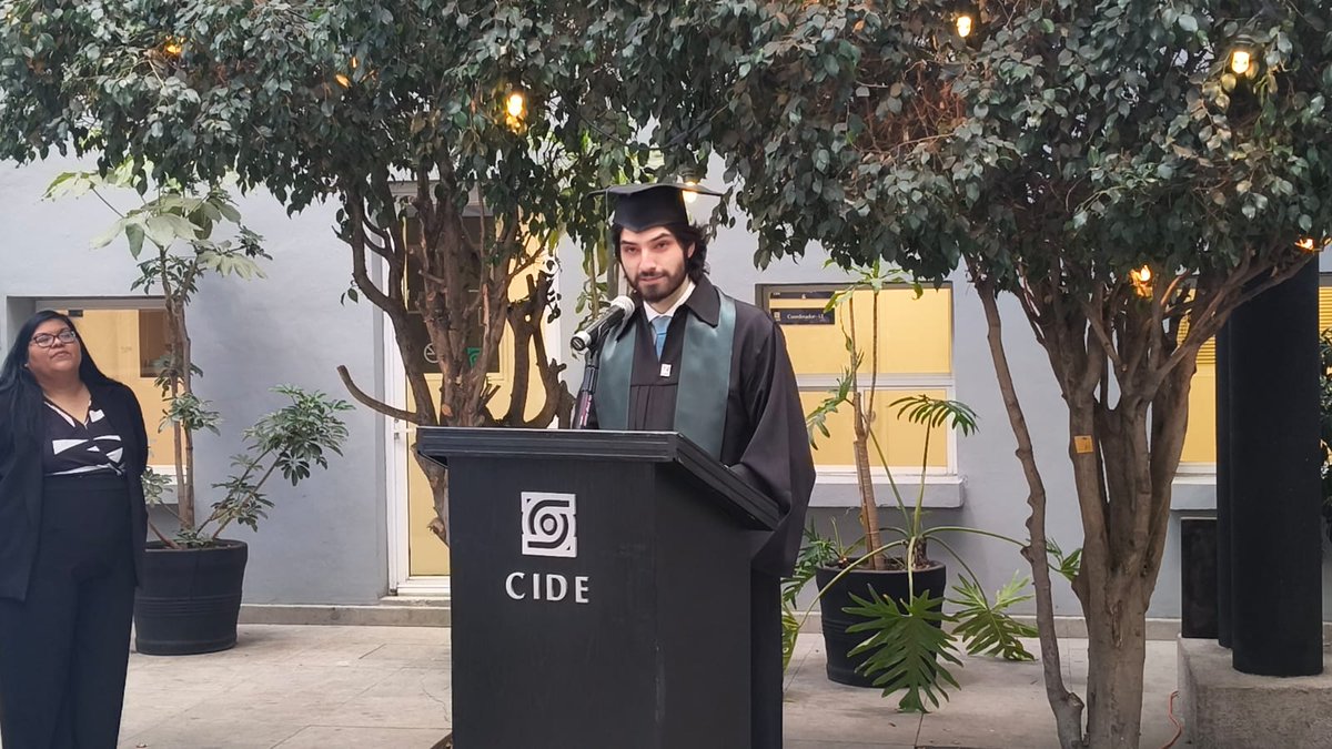 CIDE_MX's tweet photo. Maximo Augusto Navarro Sánchez, egresado de la Licenciatura en Ciencia Política y Relaciones Internacionales, dirigió unas palabras a sus compañeros de generación durante la Ceremonia de Egresos del #CIDE https://t.co/fhXJUtx4E5