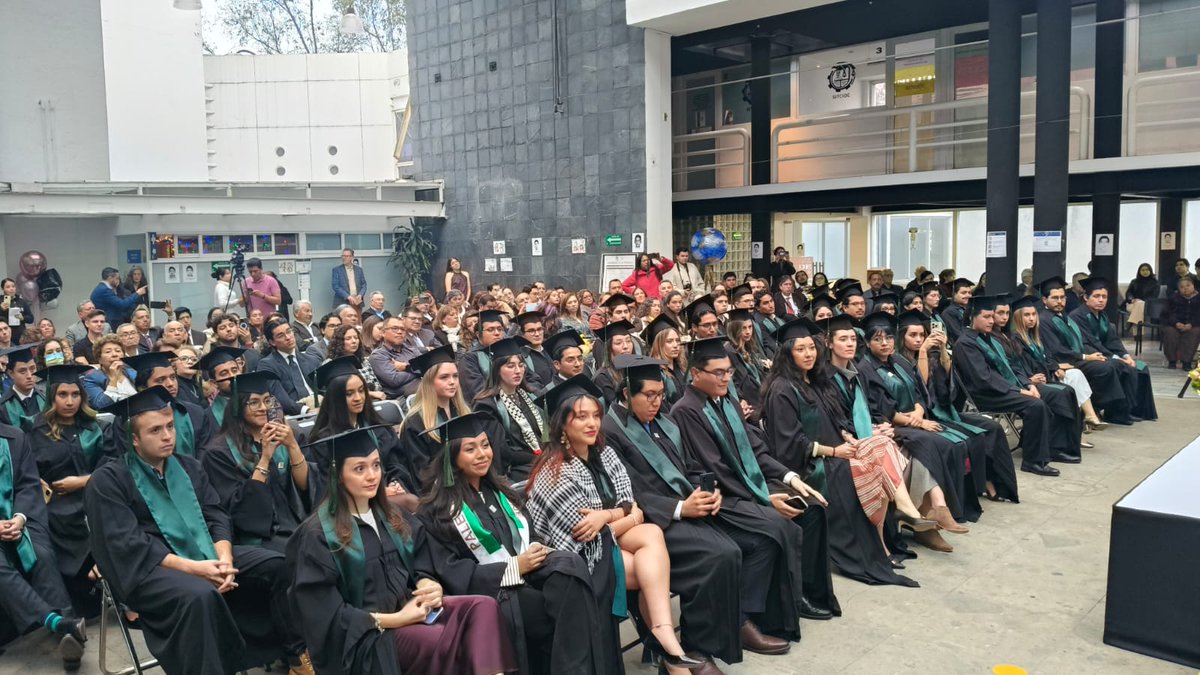 CIDE_MX's tweet photo. Maximo Augusto Navarro Sánchez, egresado de la Licenciatura en Ciencia Política y Relaciones Internacionales, dirigió unas palabras a sus compañeros de generación durante la Ceremonia de Egresos del #CIDE https://t.co/fhXJUtx4E5
