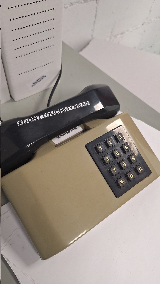 Sens dubte una experiència teatral molt diferent escènica i visualment. 
Serà que estan entre nosaltres els #Supersàpiens? O li diem IA?
Ens fa por que ens controlin la voluntat, i alhora ens hem  acomodat tant que no volem fer l'esforç de fer i pensar per nosaltres mateixos.