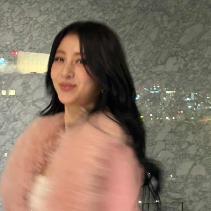 yunabelhaa's tweet photo. yunjin smile to brighten your day, a thread: https://t.co/vmZdv2vGE7