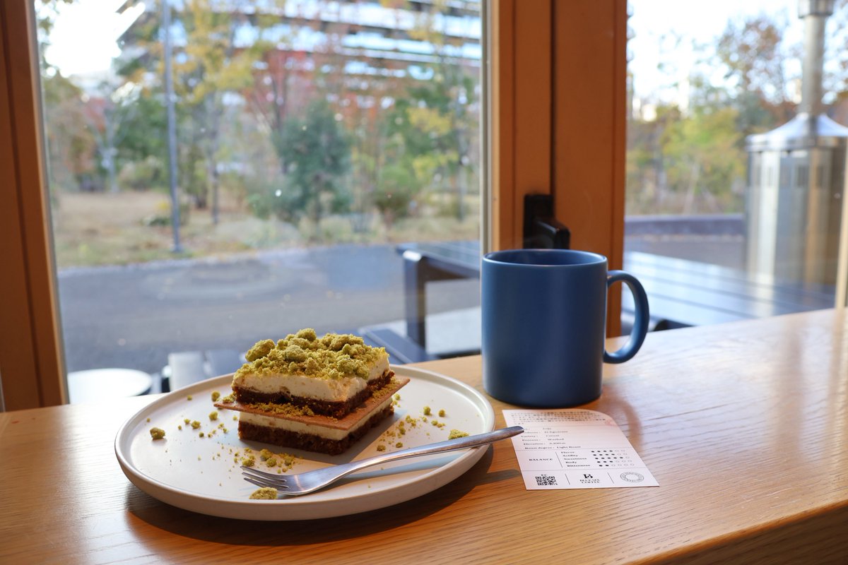 国立競技場前のBLUE SIX COFFEEに立ち寄り。朝8時からやっていて