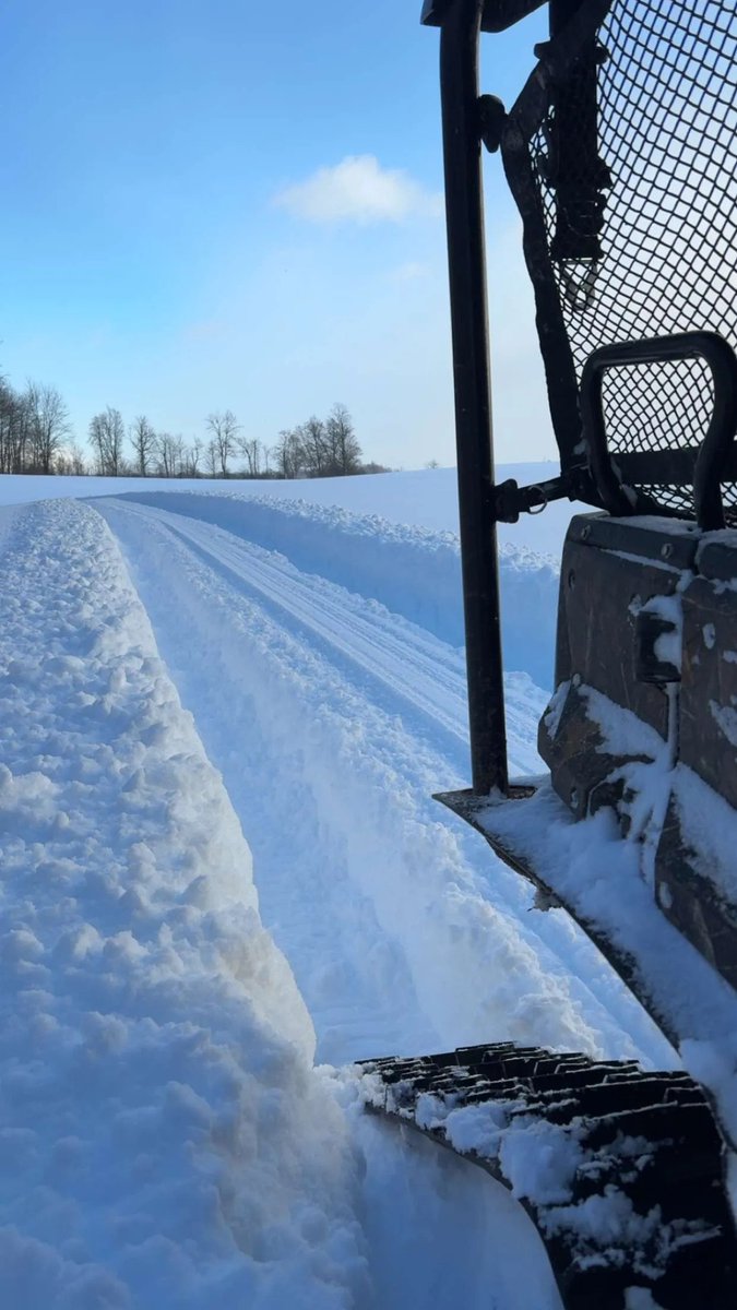 Good thing there's tracks on the side by side!

Quite the dumping #Listowel has recieved over the past 24hrs!

#OnWX #ONStorm