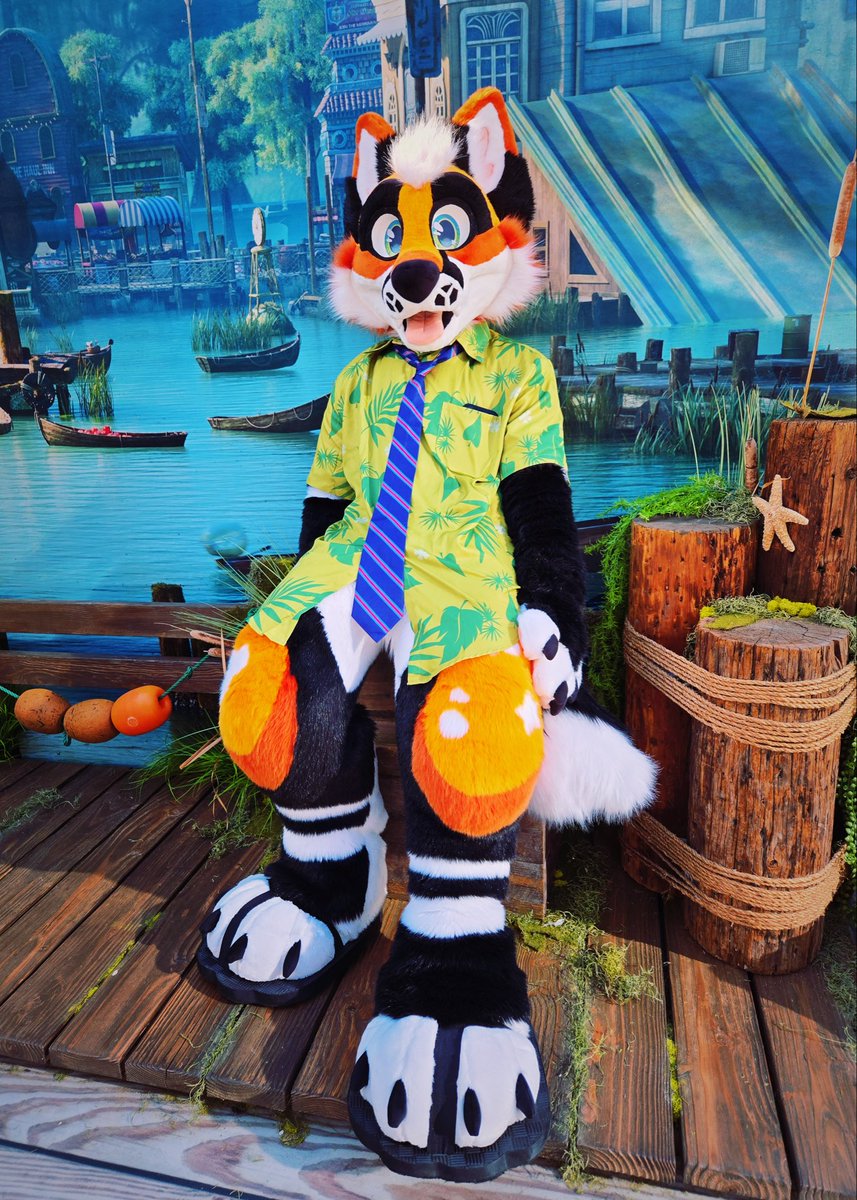 Did a tour round Zootopia for this #Fursuitfriday ! Happy weekend everyone 🦊🧡

🪡: @Thephoenixnest_ 
📸: <a href="/nxify/">Tenn 🔜 PAWCon</a>