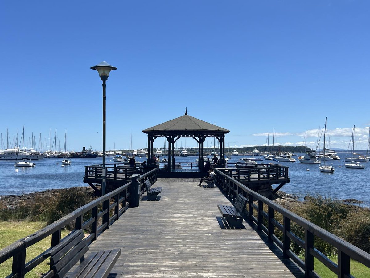 La gente que señala que hay playas mejores en el Caribe o Brasil no entendió nada.
Punta del Este no es lo que es por sus playas. 
Lo es por su arquitectura, su elegancia, su hermosa geografía, su limpieza, su urbanismo, sus árboles infinitos, su rambla, su clima oceánico.