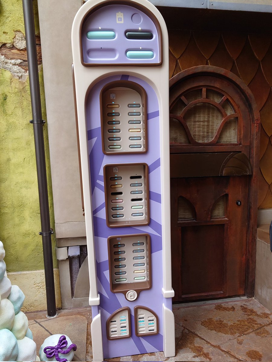 ズートピアのモバイルバッテリー貸出所
大型動物用から小動物用まであるのかわいい