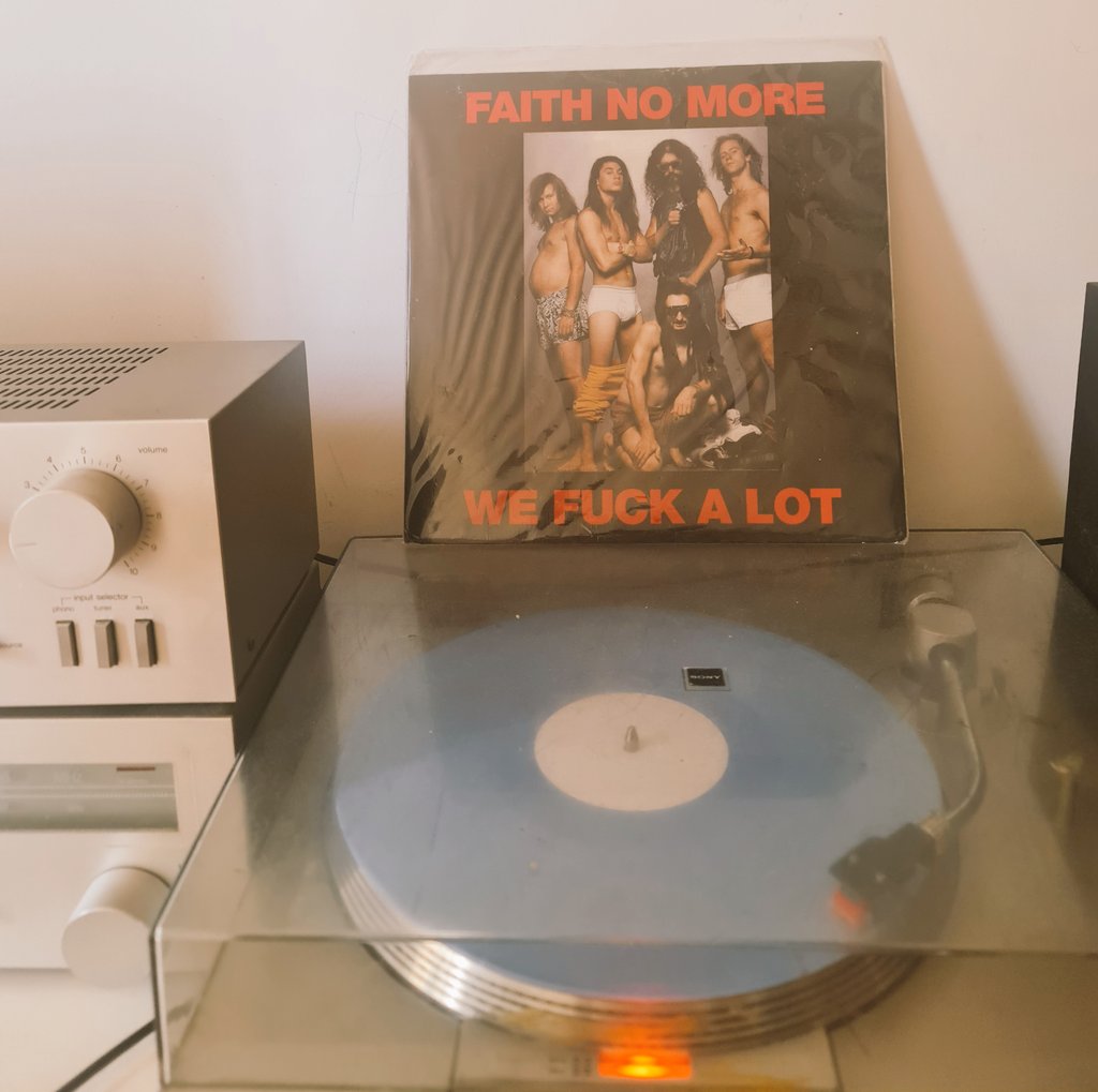 Hipótesis: a Jim Martin lo echaron por no querer sacarse la remera para la portada