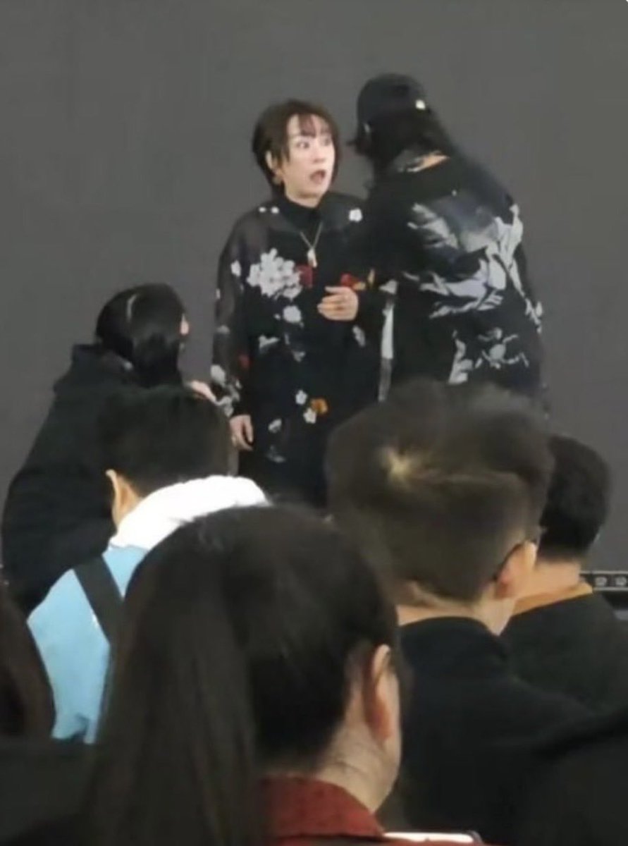 martytaka777's tweet image. 日本ゲーム会社バンダイナムコが上海で開催した「ゲームカーニバル2025」のイベント中、大槻真希がステージ上で『ONEPIECE』のエンディング曲「memories」を歌唱している最中、ステージ上のスクリーンと照明が突然すべて消灯。中国当局者がブレーカーを落としましたという。公演は強制的に中断。その後…