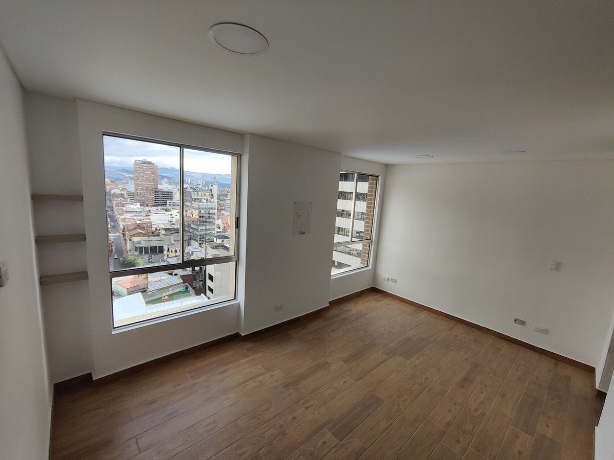 Amis me ayudan con RT y si a alguien interesa: 
Cedo contrato de arriendo apartamento de 28mts en el Centro de Bogotá . 
Excelente ubicación. 

Estrato 3
Canon 1.760.000
Piso 15 
Edificio con seguridad y zonas comunes.
Zona de lavandería.

Escribir +57 315 5896436