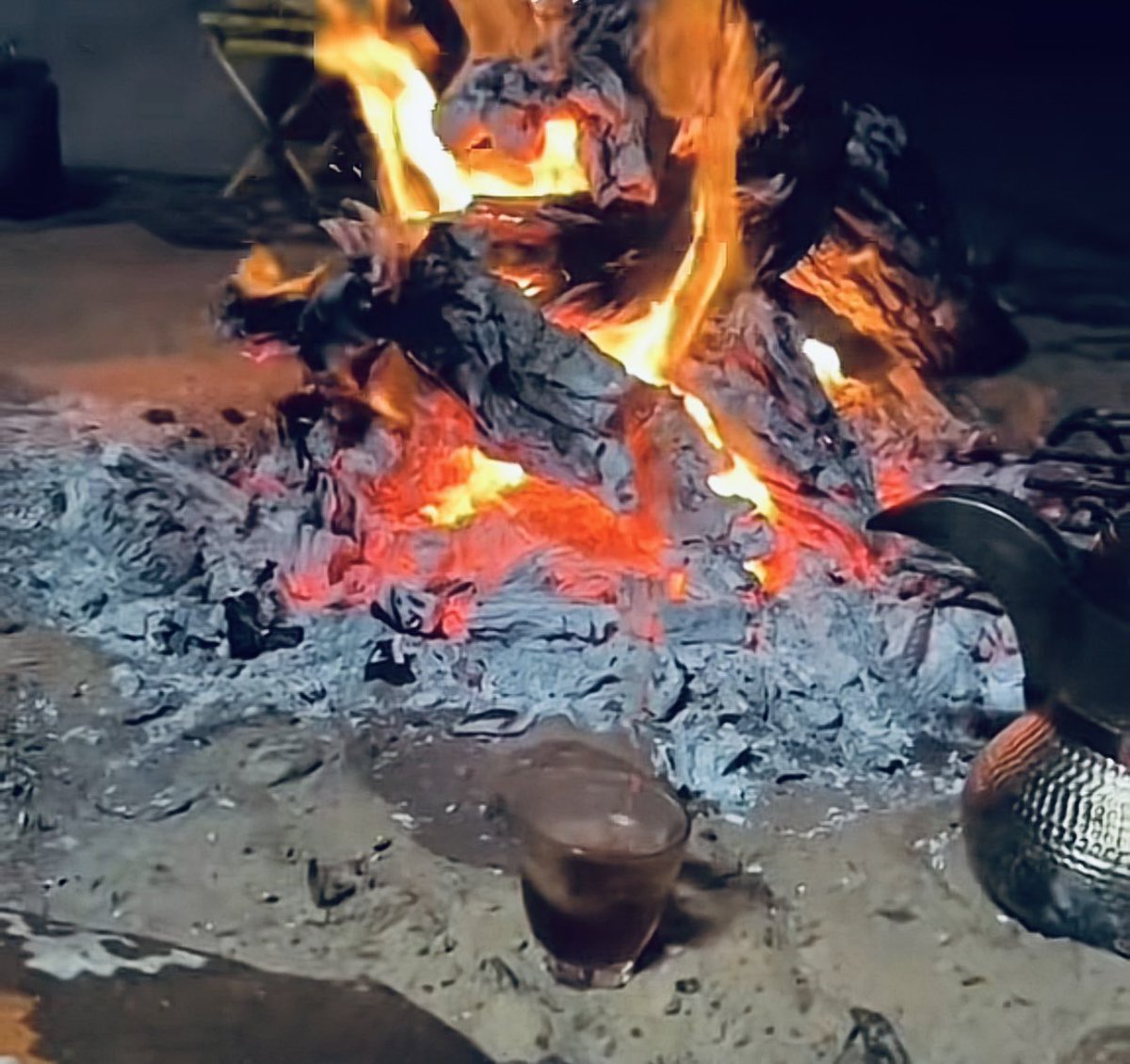 " جانا الشتاء وزانت لنا شبة النار 

زانت على جمر السمر قهوة الكيف "

#تصويري
#بدايه
#بداية_خير 
#بعد_منتصف_الليل 
#لا_تواضعَ_لمن_لا_يستحق 
#الوضع_الأن