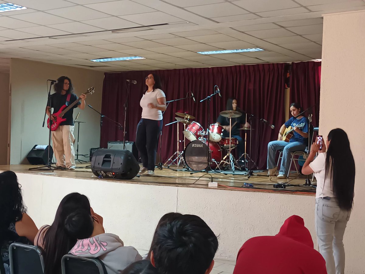 Cristia40168235's tweet image. La música se vivió hoy en el 1er Encuentro de Bandas del #LiceoCarmelaSilvaDonoso #InternadoNacionalFemenino, con agrupaciones escolares.
¿Cuántas grandes bandas de rock y voces partieron en sus auditorios escolares?
@LeonardoHonores #BranchOut
@futurofm 
#ColegioNocedal
#Ñuñoa