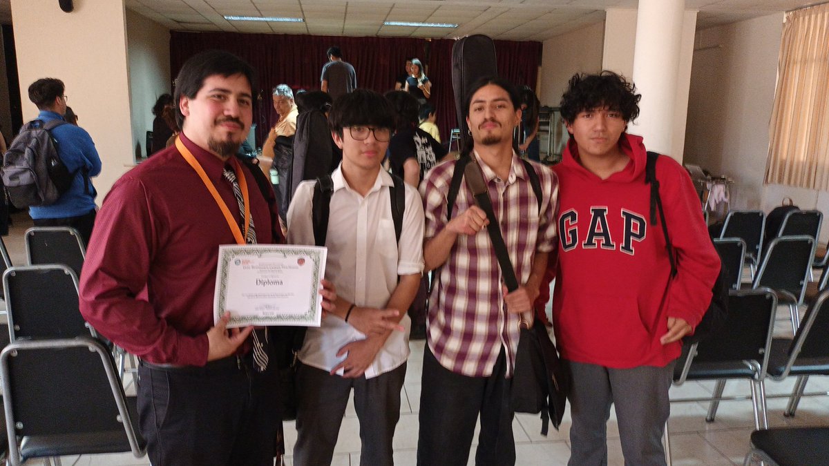 Cristia40168235's tweet image. La música se vivió hoy en el 1er Encuentro de Bandas del #LiceoCarmelaSilvaDonoso #InternadoNacionalFemenino, con agrupaciones escolares.
¿Cuántas grandes bandas de rock y voces partieron en sus auditorios escolares?
@LeonardoHonores #BranchOut
@futurofm 
#ColegioNocedal
#Ñuñoa