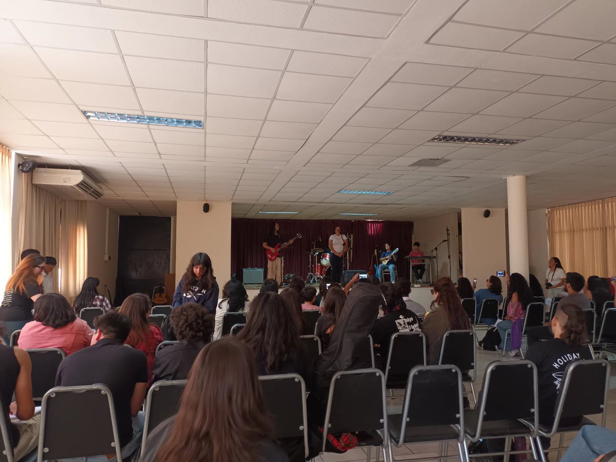 Cristia40168235's tweet image. La música se vivió hoy en el 1er Encuentro de Bandas del #LiceoCarmelaSilvaDonoso #InternadoNacionalFemenino, con agrupaciones escolares.
¿Cuántas grandes bandas de rock y voces partieron en sus auditorios escolares?
@LeonardoHonores #BranchOut
@futurofm 
#ColegioNocedal
#Ñuñoa