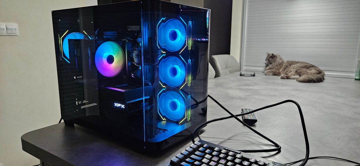 nexal_ytb's tweet image. Ladies and gentlemen, after 8 (eight !) stressful hours, the build is finished ! I&apos;m super happy about the looks, even though airflow might be a problem for longer game sessions... Needless to say, the times of &amp;lt;10 fps in Pyro are over !