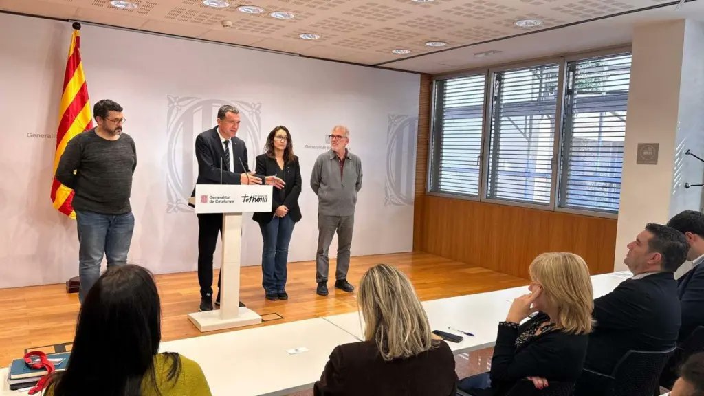 ElVeganToday's tweet photo. La Generalitat presenta las tres primeras medidas para combatir la peste porcina:
1) Garbanzos con espinacas
2) Lentejas a la jardinera
3) Escalivada amb mongetes https://t.co/RiHXfx7HdQ